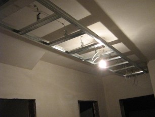 obnizony sufit w holu z oświetleniem punktowym ledowym gzyms półka