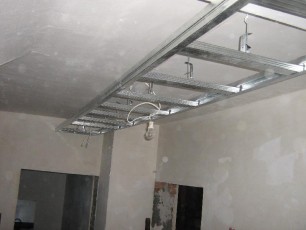 gzyms z kg na suficie w holu z oświetleniem punktowym, sufit obniżony z podświetleniem led