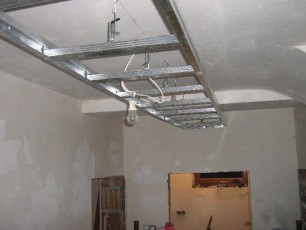 podwieszana półka z regipsu  z oświetleniem i podświetleniem