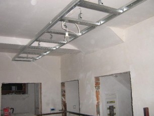 ozdobny sufit podwieszany nowoczesna konstrukcja na suficie