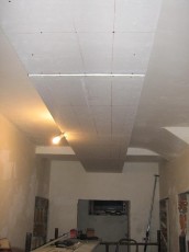 podwieszana półka z regipsu  z oświetleniem i podświetleniemInstrukcja montażu sufitu podwieszanego - krok po kroku