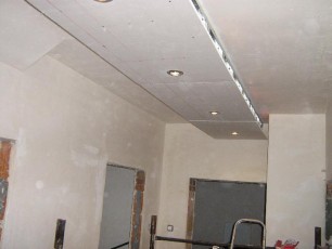 Montaż sufitu dekoracyjnego rożne kształty wypuklenia wklęsłości, koło owal, prostokąt kwadrat na suficie