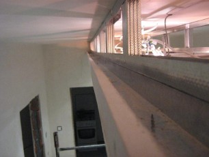 podwieszana półka z regipsu  z oświetleniem i podświetleniem