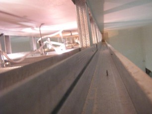 podwieszana półka z regipsu  z oświetleniem i podświetleniem