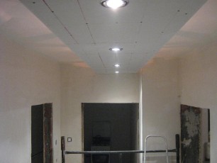 podwieszana półka z regipsu  z oświetleniem i podświetleniem