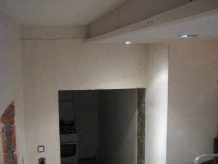 podwieszana półka z regipsu  z oświetleniem i podświetleniem