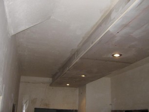 aranżacja ozdobnego sufitu z oświetleniem