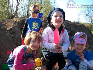 dzieci bawią się na hałdzie ziemi