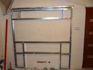 wypoziomowane profile, przypilnowane kąty tworzą zabudowę stelaża z profili pod zabudowe tv