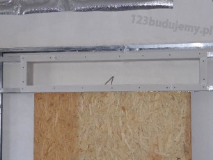 zabudowa telewizora, półka z kartongipsu nad wiszącym telewizoram, kable schowane w ścianie