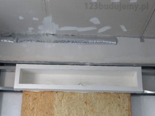 półką z kartongipsu nad telewizorem w zabudowie tv