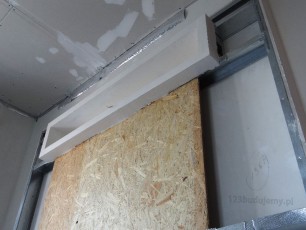 zabudowa telewizora led na ścianie na uchwyt do tv