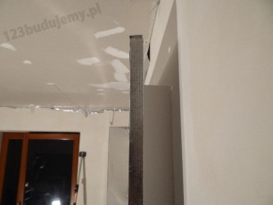 wnęka na taśmę led rzucającą poświatę na obwodzie zabudowy tv