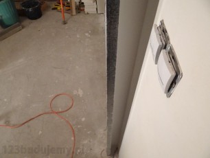 wnęka w zabudowie telewizora na taśmę led oświetlającą obwód zabudowy