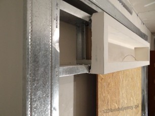 półka z płyt kartongips w zabudowie tv i kona domowego