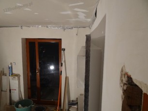 zabudowa telewizora od boku, wnęka na taśmę led podświetlenie ściany