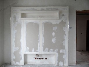 przykręcone płyty kartonowo-gipsowe rigips na zabudowie telewizora