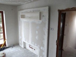 zabudowa wiszącego telewizora, ukryte kable, spoinowanie połączeń płyt