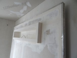 szpachlowanie ozdovbnej półki z regipsu na głośnik basowy i ramki ze zdjęciami w zabudowie telewizora