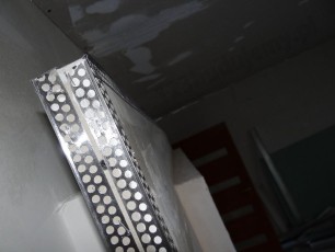 narożnik i półnarożnik na obramowaniu zabudowy tv