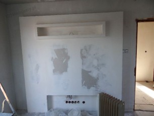 zabudowa telewizora wiszącego na ścianie, przewody poukrywane w korycie w ściance