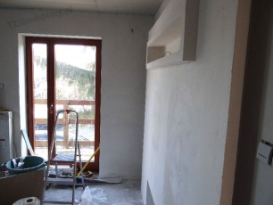 widok z boku zabudowy telewizora, ozdobna półka na ozdoby i zdjęcia