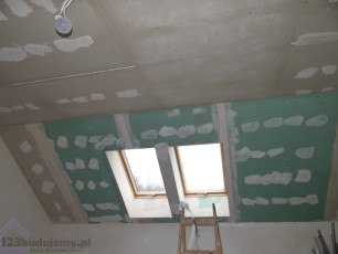 okna dachowe na poddaszy wykończenie