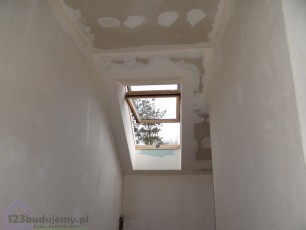 obróbka okna dachowego w suficie podwieszanym