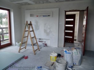 zabudowa telewizora, szpachlowanie konstrukcji