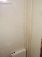 zabudowa rurek centralnego ogrzewania w garderobie na poddaszu