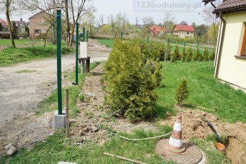 montaż ogrodzenia z paneli ogrodzeniowych zgrzewanych