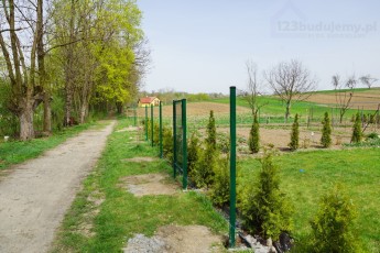 montaż ogrodzenia z paneli zgrzewanych na podmurówce z betonu