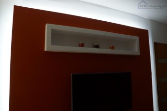 półka nad telewizorem z płyt kartonowo-gipsowych
