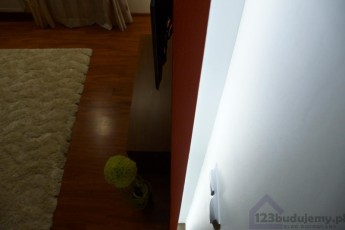 oświetlenie ściany ukrytą taśmą led pod konstrukcją, biała tasma led