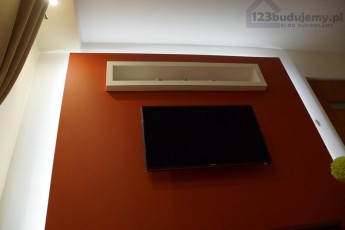 ozdobny sufit z kg, podświetlenie telewizora na ścianie, półka nad telewiozrem