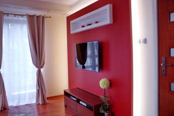 telewizor powieszony w zabudowie z karton-gipsu. kg półki na sprzęt rtv