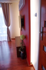 Dobry sposób na montaż telewizora na ścianie – zabudowa z płyt g-k