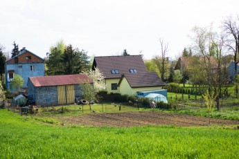 Widok na nasz dom od tyłu z pagórka