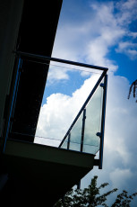 Szklana balustrada na balkonie