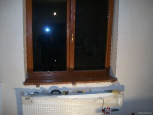 sypialnia, zamontowany grzejnik, okno