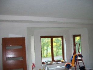 gładź na suficie w salonie