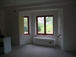 próba farby w salonie