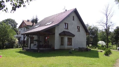 Zdjęcie z alejki widok na wykusz i taras