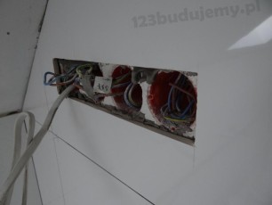 gniazdka elektryczne w łazience, puszki podtynkowe osadzone we flizach