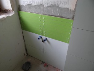 dekor na ścienie nad umywalką, przyłącza wodne, spust kanalizacyjny