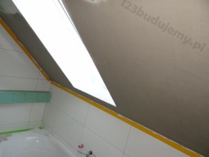 uzupełnienie gipsem skosu z płyt kg by licowało z płytkami na ścianie