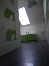 Fugowanie podłogi, ciemna płytka ceramiczna antypoślizgowa