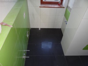 dark tiles on the floor. dunkle Fliesen auf dem Boden
