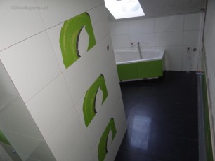 Jasne płytki na ścianach, ciemne na podłodze łazienka tubądzin