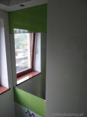wklejone lustro między płytkami, dekory pod lustrem nad umywalką, oświetlenie halogenowe nad lustrem